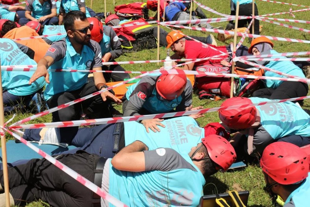 GÜMÜŞHANE'DE ULUSAL MEDİKAL KURTARMA EKİPLERİ (UMKE) TARAFINDAN DÜZENLENEN EĞİTİM PROGRAMIYLA UMKE GÖNÜLLÜSÜ SAYISI 110'A YÜKSELİRKEN EKİPLER TORUL ÇAYIRLAR MEVKİİNDE GERÇEĞİ ARATMAYAN TATBİKAT GERÇEKLEŞTİRDİ