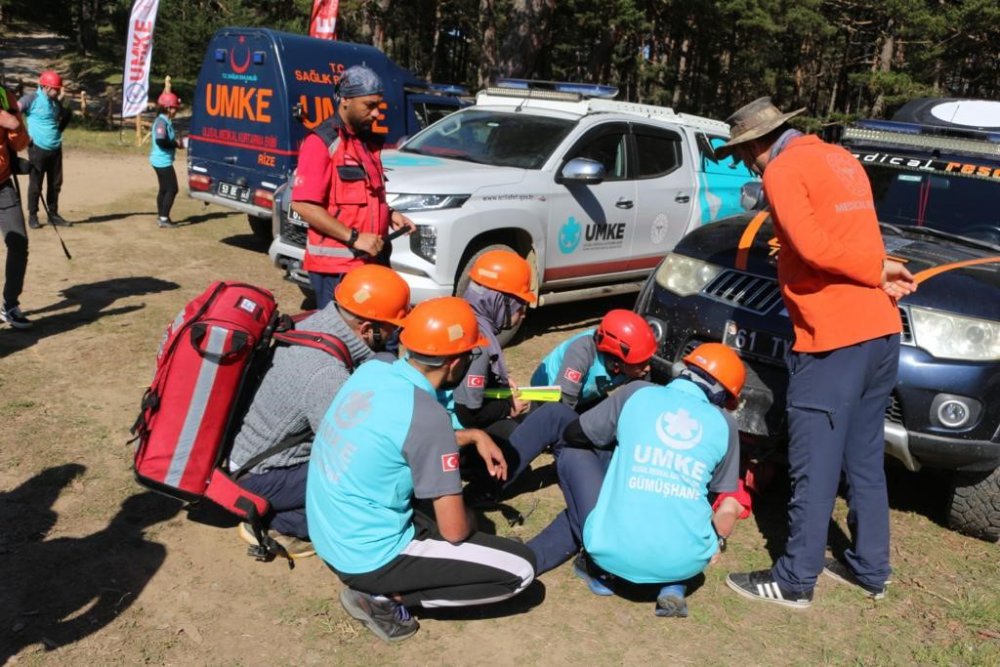 GÜMÜŞHANE'DE ULUSAL MEDİKAL KURTARMA EKİPLERİ (UMKE) TARAFINDAN DÜZENLENEN EĞİTİM PROGRAMIYLA UMKE GÖNÜLLÜSÜ SAYISI 110'A YÜKSELİRKEN EKİPLER TORUL ÇAYIRLAR MEVKİİNDE GERÇEĞİ ARATMAYAN TATBİKAT GERÇEKLEŞTİRDİ
