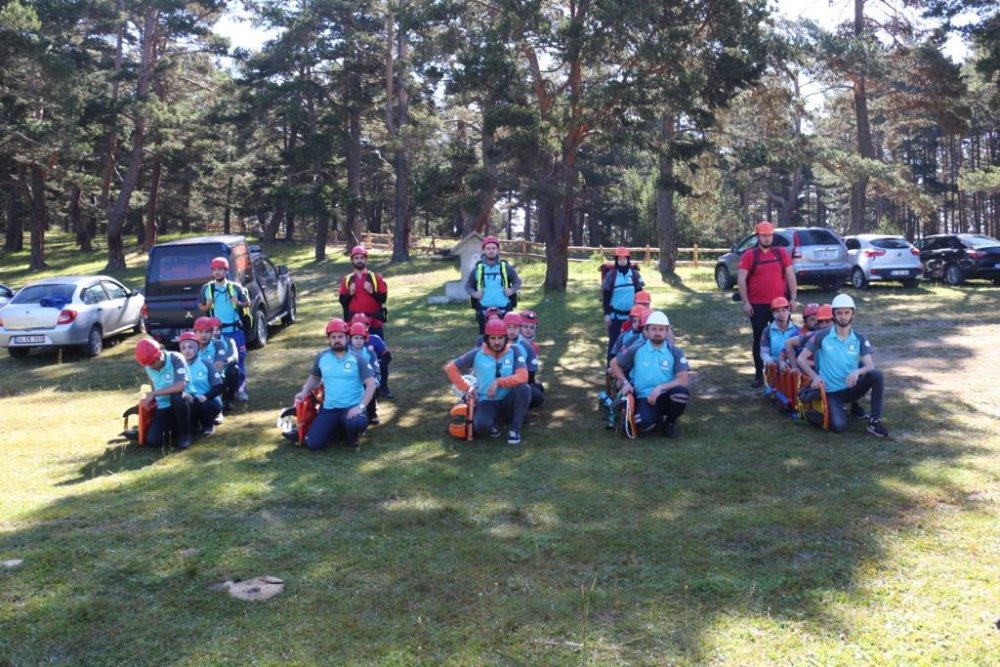 GÜMÜŞHANE'DE ULUSAL MEDİKAL KURTARMA EKİPLERİ (UMKE) TARAFINDAN DÜZENLENEN EĞİTİM PROGRAMIYLA UMKE GÖNÜLLÜSÜ SAYISI 110'A YÜKSELİRKEN EKİPLER TORUL ÇAYIRLAR MEVKİİNDE GERÇEĞİ ARATMAYAN TATBİKAT GERÇEKLEŞTİRDİ