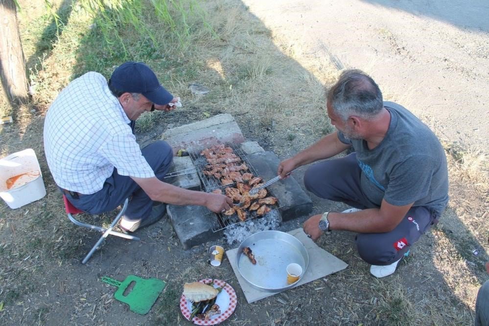 HİSSEDİLEN HAVA SICAKLIĞININ 35 DERECELERİ BULDUĞU BAYBURT'TA BUNALTICI HAVA SICAKLIĞI NEDENİYLE VATANDAŞLAR SERİN PARKLARI DOLDURDU