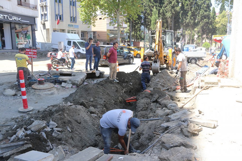 TRABZON'UN AKÇAABAT BELEDİYE BAŞKANI OSMAN NURİ EKİM, ŞEHRİN TÜM MAHALLELERİNDE İHTİYACA YÖNELİK ÇALIŞMALARINA DEVAM EDİYOR