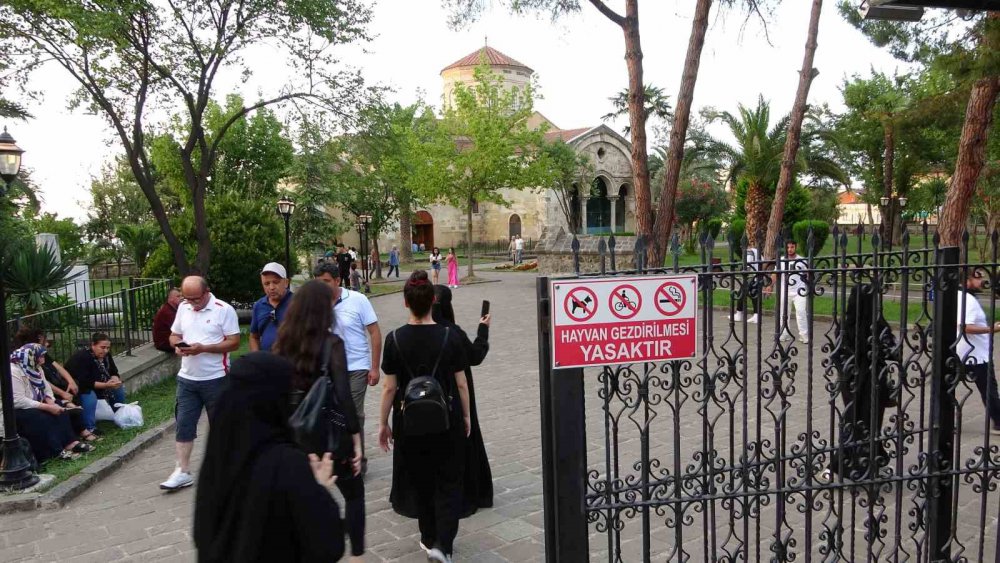 TRABZON'UN TARİHİ VE TURİSTİK YERLERİ BUGÜNLERDE ARAP TURİSTLERİN YANI GÜRCİSTAN'DAN GELEN TURİSTLERİN DE İLGİ ODAĞI OLURKEN ÖZELLİKLE 2013 YILINDA MÜZEDEN CAMİYE DÖNÜŞTÜRÜLEN AYASOFYA CAMİİ ZİYARETÇİ AKININA UĞRUYOR