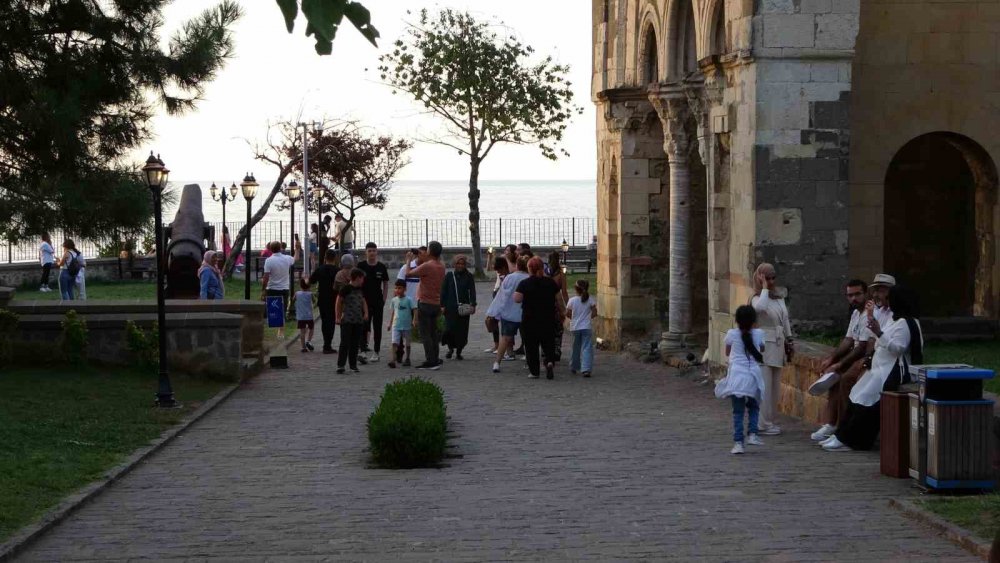 TRABZON'UN TARİHİ VE TURİSTİK YERLERİ BUGÜNLERDE ARAP TURİSTLERİN YANI GÜRCİSTAN'DAN GELEN TURİSTLERİN DE İLGİ ODAĞI OLURKEN ÖZELLİKLE 2013 YILINDA MÜZEDEN CAMİYE DÖNÜŞTÜRÜLEN AYASOFYA CAMİİ ZİYARETÇİ AKININA UĞRUYOR