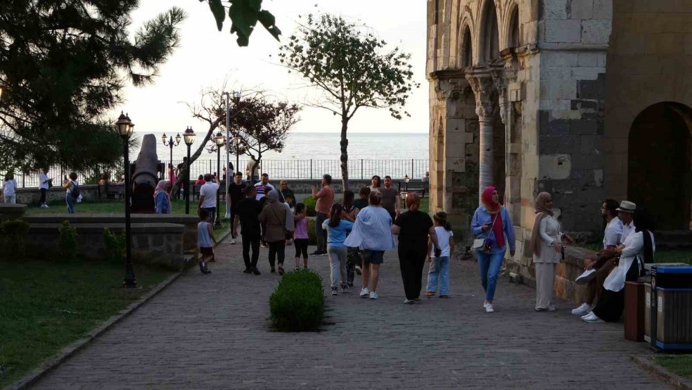 TRABZON'UN TARİHİ VE TURİSTİK YERLERİ BUGÜNLERDE ARAP TURİSTLERİN YANI GÜRCİSTAN'DAN GELEN TURİSTLERİN DE İLGİ ODAĞI OLURKEN ÖZELLİKLE 2013 YILINDA MÜZEDEN CAMİYE DÖNÜŞTÜRÜLEN AYASOFYA CAMİİ ZİYARETÇİ AKININA UĞRUYOR