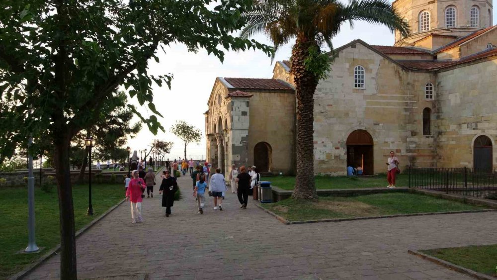 TRABZON'UN TARİHİ VE TURİSTİK YERLERİ BUGÜNLERDE ARAP TURİSTLERİN YANI GÜRCİSTAN'DAN GELEN TURİSTLERİN DE İLGİ ODAĞI OLURKEN ÖZELLİKLE 2013 YILINDA MÜZEDEN CAMİYE DÖNÜŞTÜRÜLEN AYASOFYA CAMİİ ZİYARETÇİ AKININA UĞRUYOR