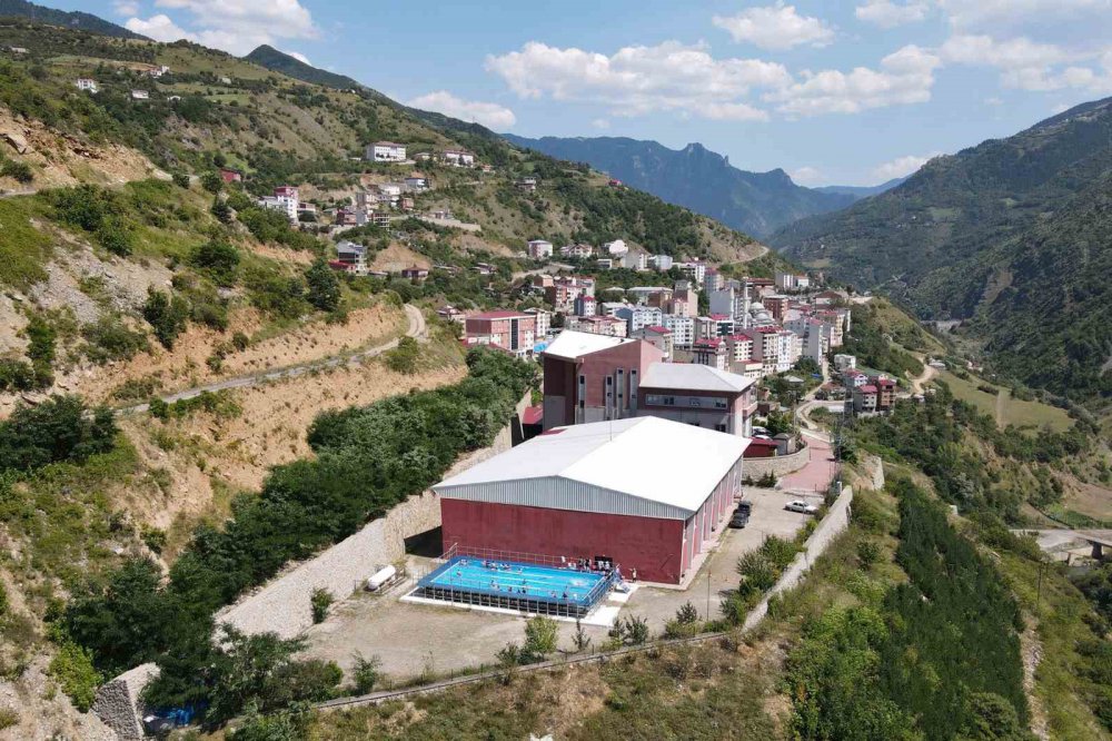 GENÇLİK VE SPOR BAKANLIĞI TARAFINDAN GEÇEN YIL GÜMÜŞHANE'NİN ŞİRAN, KÜRTÜN VE KÖSE İLÇELERİNE KURULAN PORTATİF YÜZME HAVUZLARINDA ÇOCUK VE GENÇLER HEM SICAK HAVALARDA SERİNLEME FIRSATI BULUYOR HEM DE YÜZMEYİ ÖĞRENİYOR