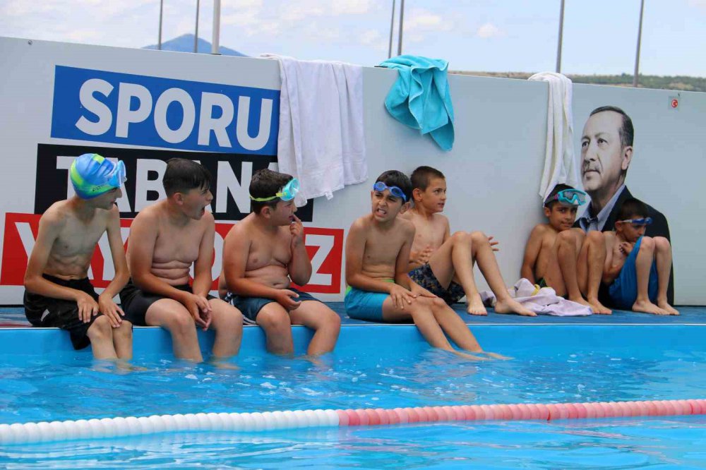 GENÇLİK VE SPOR BAKANLIĞI TARAFINDAN GEÇEN YIL GÜMÜŞHANE'NİN ŞİRAN, KÜRTÜN VE KÖSE İLÇELERİNE KURULAN PORTATİF YÜZME HAVUZLARINDA ÇOCUK VE GENÇLER HEM SICAK HAVALARDA SERİNLEME FIRSATI BULUYOR HEM DE YÜZMEYİ ÖĞRENİYOR