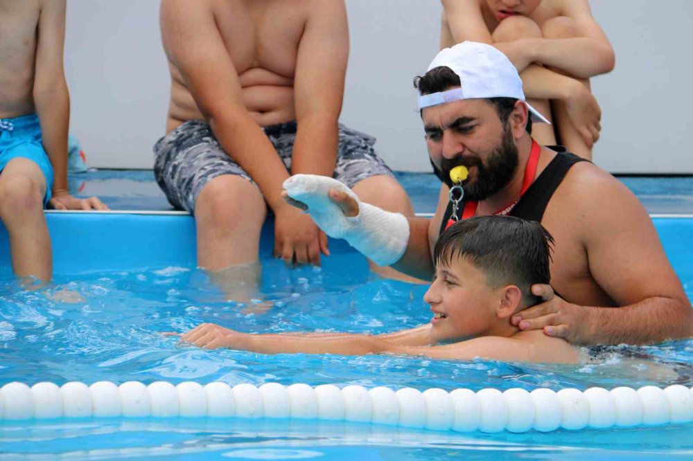 GENÇLİK VE SPOR BAKANLIĞI TARAFINDAN GEÇEN YIL GÜMÜŞHANE'NİN ŞİRAN, KÜRTÜN VE KÖSE İLÇELERİNE KURULAN PORTATİF YÜZME HAVUZLARINDA ÇOCUK VE GENÇLER HEM SICAK HAVALARDA SERİNLEME FIRSATI BULUYOR HEM DE YÜZMEYİ ÖĞRENİYOR