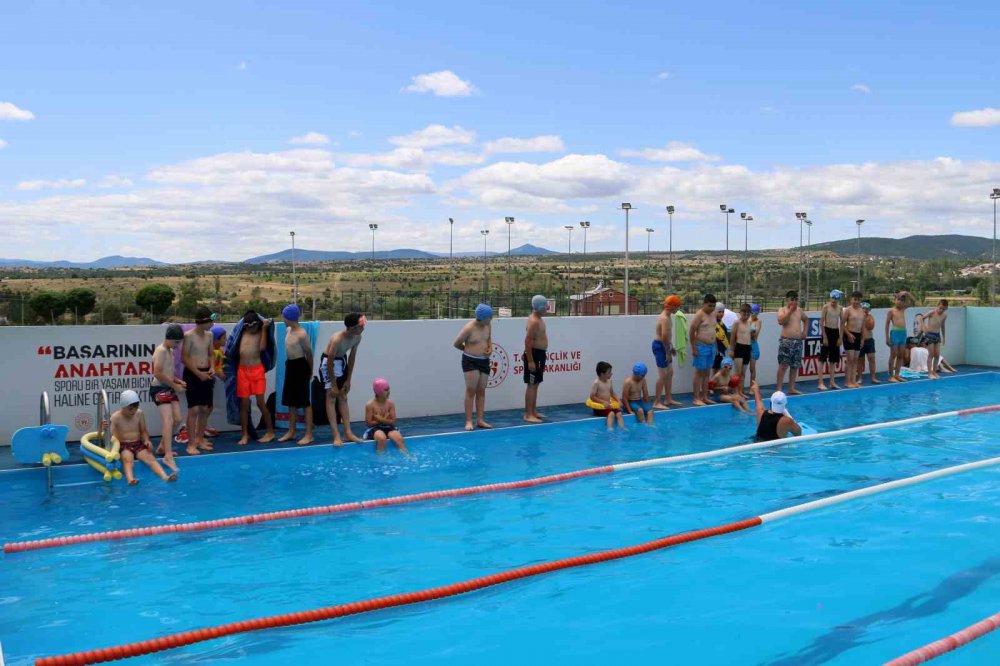 GENÇLİK VE SPOR BAKANLIĞI TARAFINDAN GEÇEN YIL GÜMÜŞHANE'NİN ŞİRAN, KÜRTÜN VE KÖSE İLÇELERİNE KURULAN PORTATİF YÜZME HAVUZLARINDA ÇOCUK VE GENÇLER HEM SICAK HAVALARDA SERİNLEME FIRSATI BULUYOR HEM DE YÜZMEYİ ÖĞRENİYOR