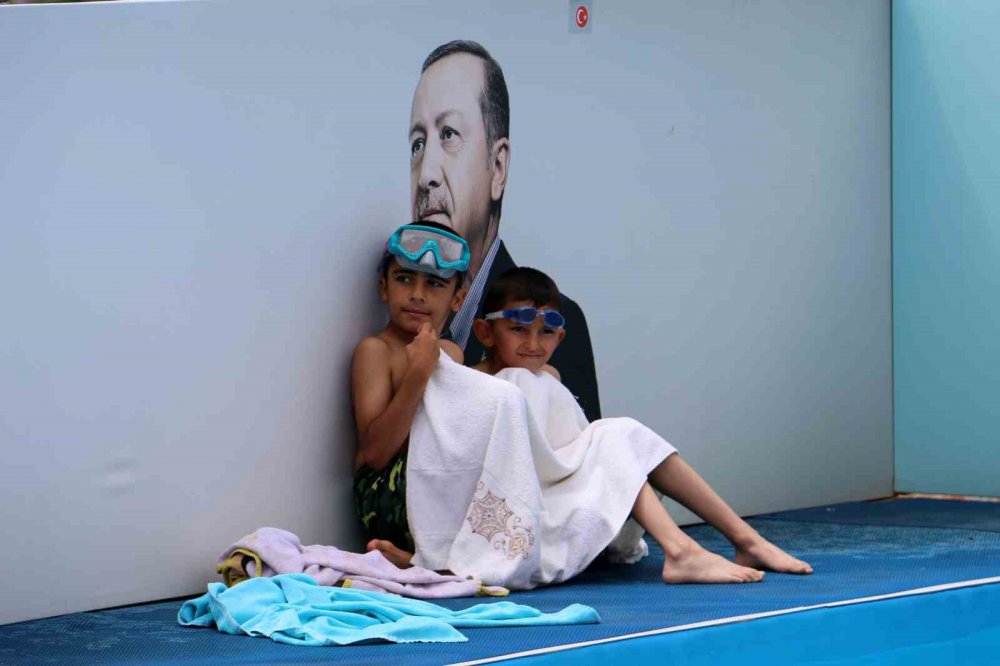 GENÇLİK VE SPOR BAKANLIĞI TARAFINDAN GEÇEN YIL GÜMÜŞHANE'NİN ŞİRAN, KÜRTÜN VE KÖSE İLÇELERİNE KURULAN PORTATİF YÜZME HAVUZLARINDA ÇOCUK VE GENÇLER HEM SICAK HAVALARDA SERİNLEME FIRSATI BULUYOR HEM DE YÜZMEYİ ÖĞRENİYOR