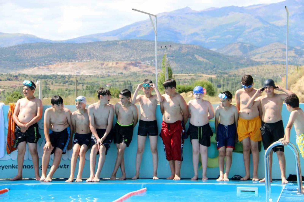 GENÇLİK VE SPOR BAKANLIĞI TARAFINDAN GEÇEN YIL GÜMÜŞHANE'NİN ŞİRAN, KÜRTÜN VE KÖSE İLÇELERİNE KURULAN PORTATİF YÜZME HAVUZLARINDA ÇOCUK VE GENÇLER HEM SICAK HAVALARDA SERİNLEME FIRSATI BULUYOR HEM DE YÜZMEYİ ÖĞRENİYOR