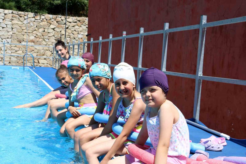 GENÇLİK VE SPOR BAKANLIĞI TARAFINDAN GEÇEN YIL GÜMÜŞHANE'NİN ŞİRAN, KÜRTÜN VE KÖSE İLÇELERİNE KURULAN PORTATİF YÜZME HAVUZLARINDA ÇOCUK VE GENÇLER HEM SICAK HAVALARDA SERİNLEME FIRSATI BULUYOR HEM DE YÜZMEYİ ÖĞRENİYOR