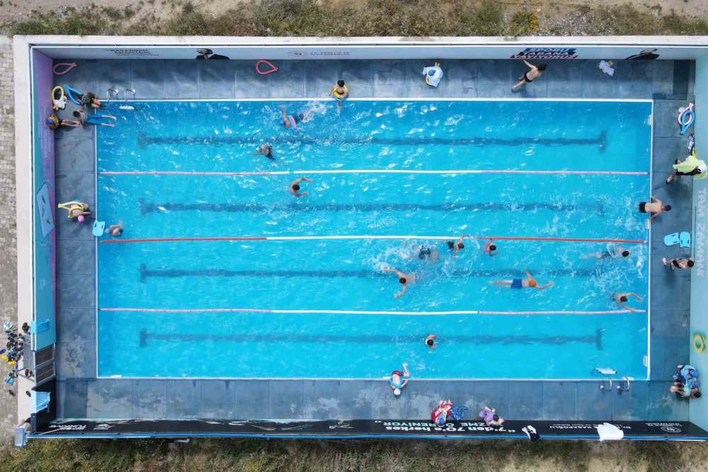 GENÇLİK VE SPOR BAKANLIĞI TARAFINDAN GEÇEN YIL GÜMÜŞHANE'NİN ŞİRAN, KÜRTÜN VE KÖSE İLÇELERİNE KURULAN PORTATİF YÜZME HAVUZLARINDA ÇOCUK VE GENÇLER HEM SICAK HAVALARDA SERİNLEME FIRSATI BULUYOR HEM DE YÜZMEYİ ÖĞRENİYOR