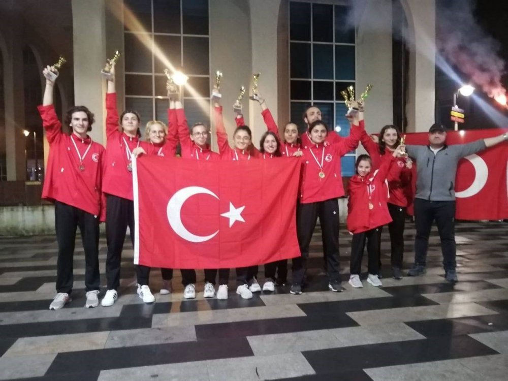 ARTVİN'İN HOPA İLÇESİNDE YAŞAYAN, KYOKUSHİN KARATE TÜRKİYE VE KAFKAS ŞAMPİYONLUĞU BULUNAN MELEK KORKMAZ, STAJ GÖRDÜĞÜ HOPA BELEDİYESİNDE AVRUPA ŞAMPİYONASI'NA HAZIRLANIYOR