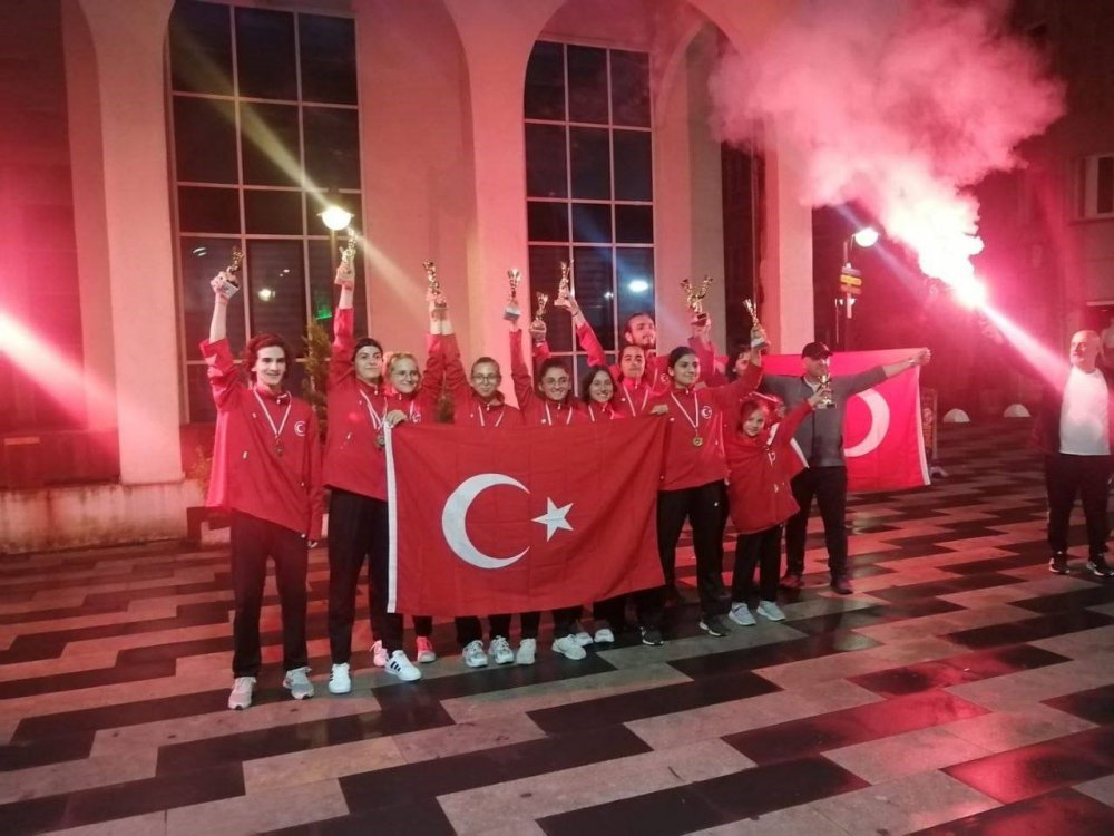 ARTVİN'İN HOPA İLÇESİNDE YAŞAYAN, KYOKUSHİN KARATE TÜRKİYE VE KAFKAS ŞAMPİYONLUĞU BULUNAN MELEK KORKMAZ, STAJ GÖRDÜĞÜ HOPA BELEDİYESİNDE AVRUPA ŞAMPİYONASI'NA HAZIRLANIYOR