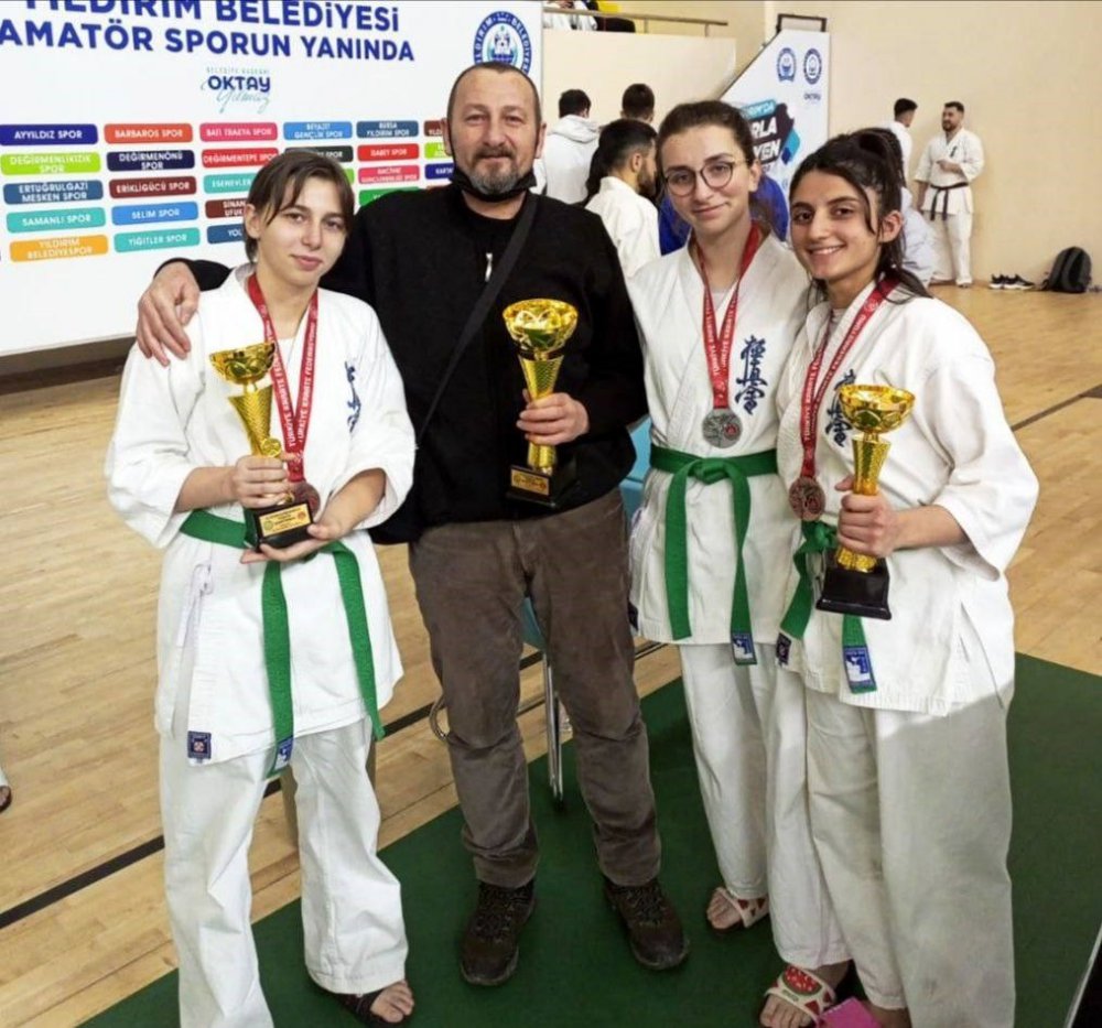 ARTVİN'İN HOPA İLÇESİNDE YAŞAYAN, KYOKUSHİN KARATE TÜRKİYE VE KAFKAS ŞAMPİYONLUĞU BULUNAN MELEK KORKMAZ, STAJ GÖRDÜĞÜ HOPA BELEDİYESİNDE AVRUPA ŞAMPİYONASI'NA HAZIRLANIYOR