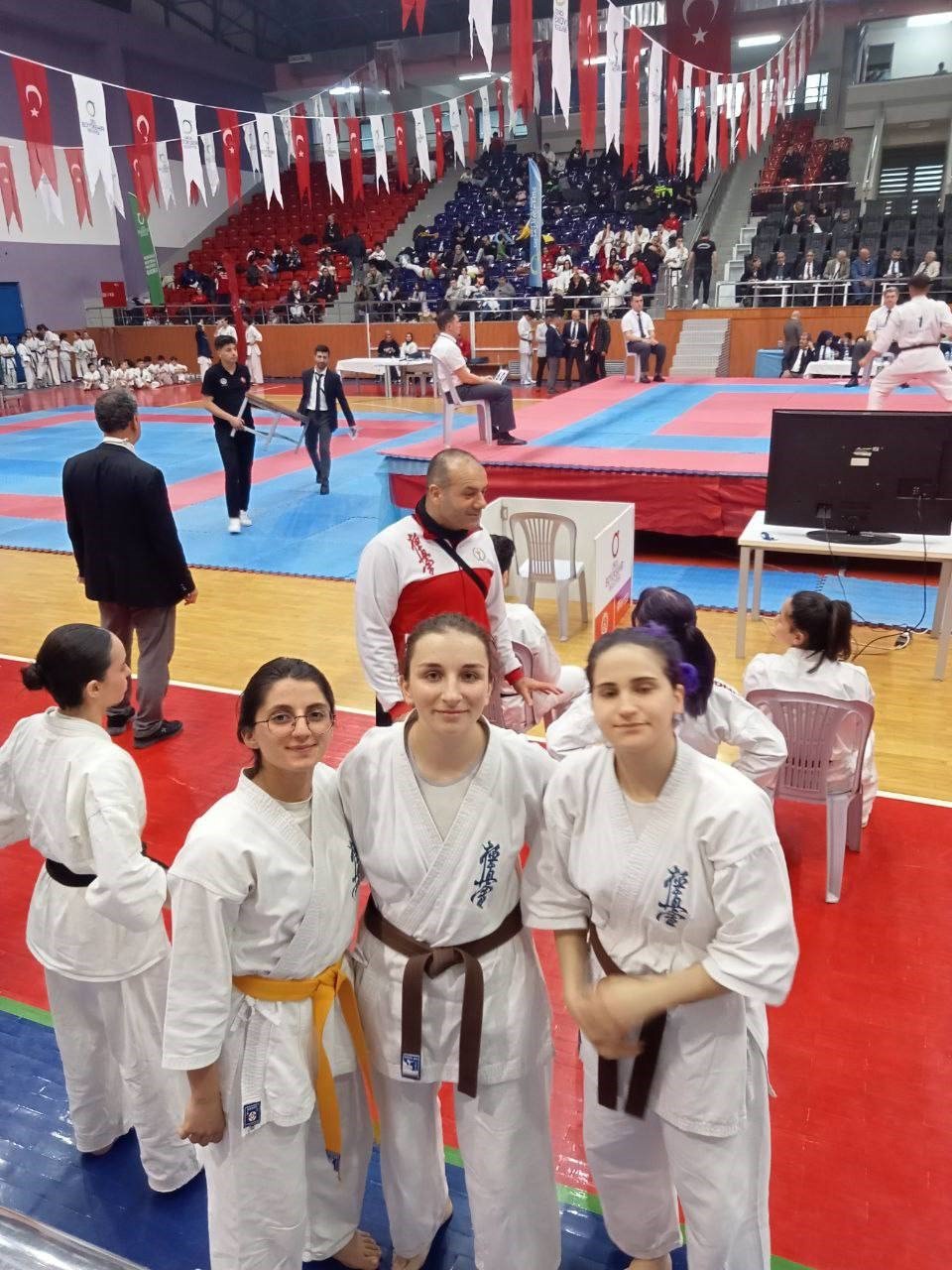 ARTVİN'İN HOPA İLÇESİNDE YAŞAYAN, KYOKUSHİN KARATE TÜRKİYE VE KAFKAS ŞAMPİYONLUĞU BULUNAN MELEK KORKMAZ, STAJ GÖRDÜĞÜ HOPA BELEDİYESİNDE AVRUPA ŞAMPİYONASI'NA HAZIRLANIYOR