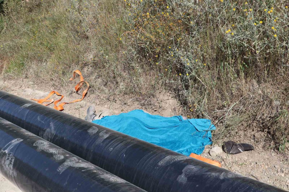 SAMSUN SULUOVA BELEDİYESİ'NİN LADİK KÖSEOĞLU SULUOVA İÇME SUYU İRSALİYE HATTI YENİLEME ÇALIŞMALARINDA 18 YAŞINDAKİ MUSTAFA ÇAKIR VE 46 YAŞINDAKİ SELAMİ BAŞ, KAYAN BORULARIN ALTINDA KALARAK HAYATINI  KAYBETTİLER