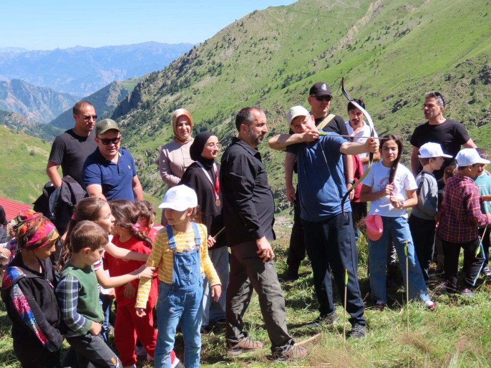 ARTVİN YUSUFELİ'NE BAĞLI YÜNCÜLER KÖYÜ 2 BİN 400 RAKIMLI ADA MEZRASINDA YAZ TATİLİNİ YAYLADA GEÇİREN ÇOCUKLAR İÇİN ŞİŞME OYUN PARKI KURULARAK FARKLI ETKİNLİKLER DÜZENLENDİ