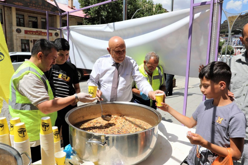 BAYBURT BELEDİYESİNCE MUHARREM AYI VE AŞURE GÜNÜ DOLAYISIYLA VATANDAŞLARA AŞURE İKRAMINDA BULUNDU