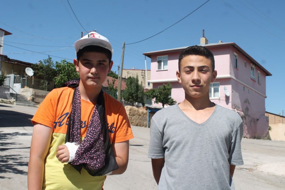 BAYBURT'TA KÖPEKLERİN SALDIRISINA UĞRAYAN ÇOCUKLARDAN AHMET EMİR KÖSE, KAÇARKEN OTOMOBİLİN ALTINDA EZİLMEKTEN KIL PAYI KURTULDU