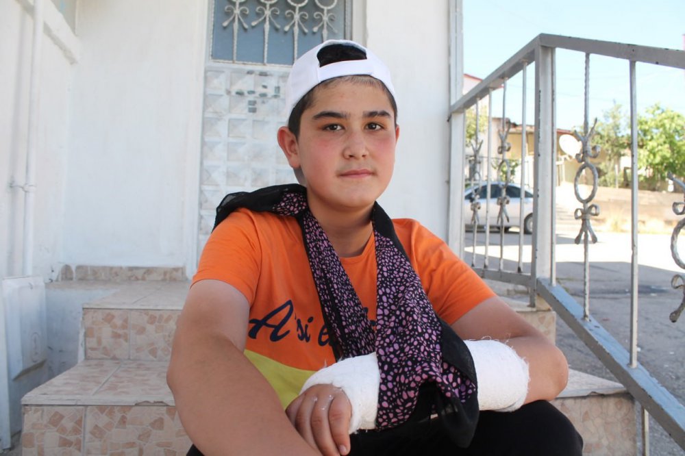 BAYBURT'TA KÖPEKLERİN SALDIRISINA UĞRAYAN ÇOCUKLARDAN AHMET EMİR KÖSE, KAÇARKEN OTOMOBİLİN ALTINDA EZİLMEKTEN KIL PAYI KURTULDU