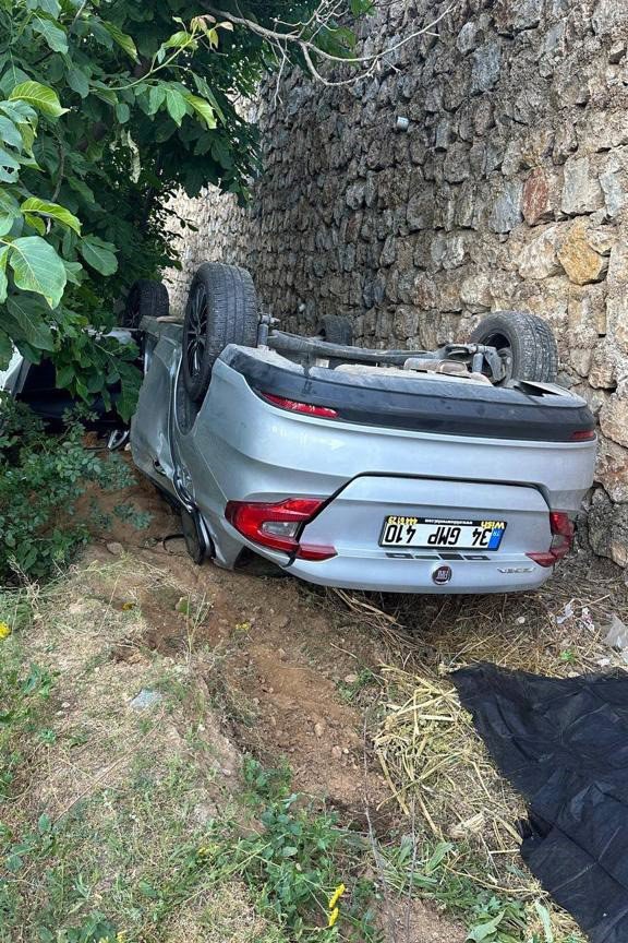 GÜMÜŞHANE'DE İKİSU-ŞİRAN KARAYOLUNDA KONTROLDEN ÇIKARAK İSTİNAT DUVARINDAN AŞAĞIDA DÜŞEN 5 METRE YÜKSEKLİĞİNDE DUVARDAN TAKLA ATIP DÜŞEN OTOMOBİLDE BULUNAN NURETTİN BULUT ÖLDÜ, 1 KİŞİ AĞIR YARALANDI