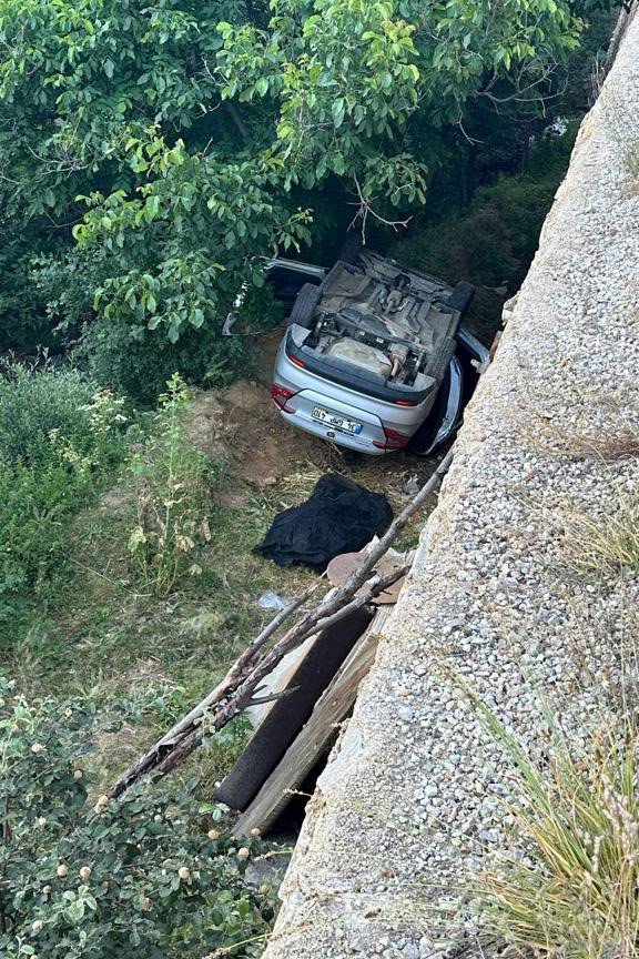 GÜMÜŞHANE'DE İKİSU-ŞİRAN KARAYOLUNDA KONTROLDEN ÇIKARAK İSTİNAT DUVARINDAN AŞAĞIDA DÜŞEN 5 METRE YÜKSEKLİĞİNDE DUVARDAN TAKLA ATIP DÜŞEN OTOMOBİLDE BULUNAN NURETTİN BULUT ÖLDÜ, 1 KİŞİ AĞIR YARALANDI