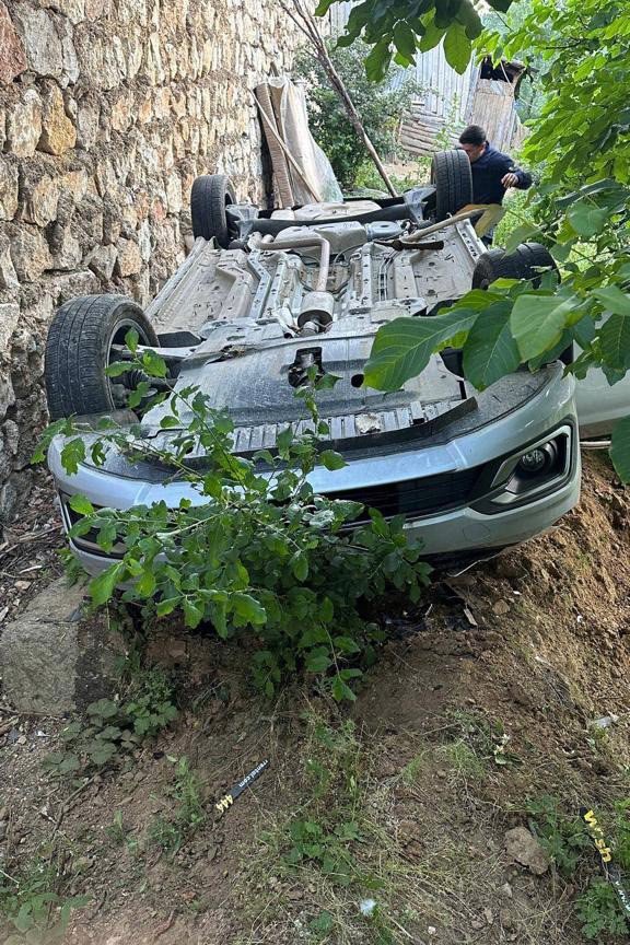 GÜMÜŞHANE'DE İKİSU-ŞİRAN KARAYOLUNDA KONTROLDEN ÇIKARAK İSTİNAT DUVARINDAN AŞAĞIDA DÜŞEN 5 METRE YÜKSEKLİĞİNDE DUVARDAN TAKLA ATIP DÜŞEN OTOMOBİLDE BULUNAN NURETTİN BULUT ÖLDÜ, 1 KİŞİ AĞIR YARALANDI