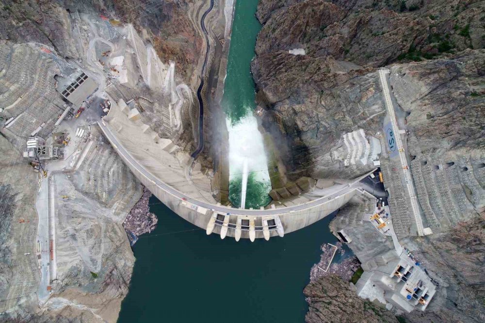 ARTVİN'DE ÇORUH NEHRİ ÜZERİNE İNŞA EDİLEN YUSUFELİ BARAJI ELEKTRİK ÜRETİMİ İÇİN GERİ SAYIMA BAŞLADI. BARAJDA SU SEVİYESİ 185 METREYİ AŞARKEN, BU AY İÇİNDE ISLAK TESTLERE BAŞLANACAK