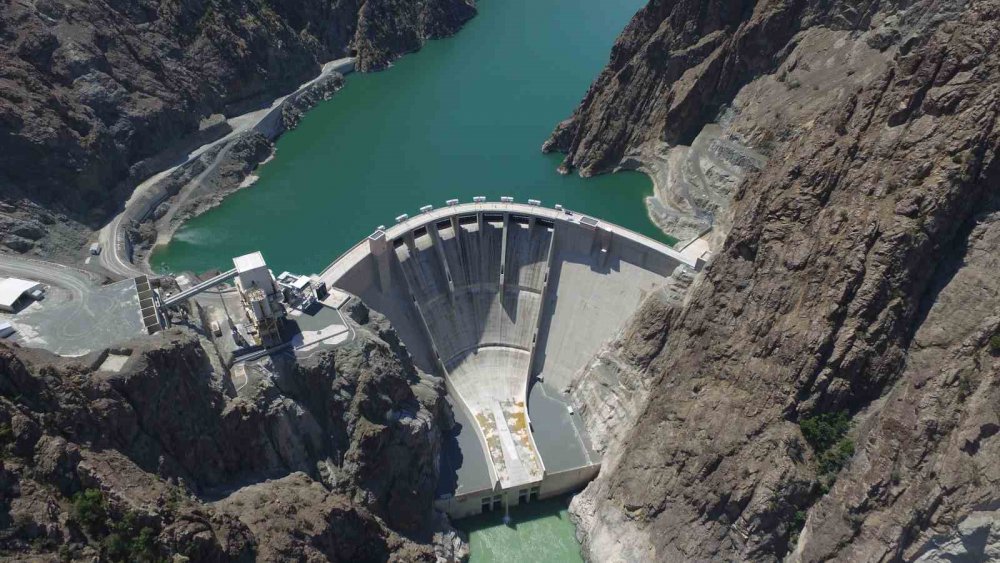 ARTVİN'DE ÇORUH NEHRİ ÜZERİNE İNŞA EDİLEN YUSUFELİ BARAJI ELEKTRİK ÜRETİMİ İÇİN GERİ SAYIMA BAŞLADI. BARAJDA SU SEVİYESİ 185 METREYİ AŞARKEN, BU AY İÇİNDE ISLAK TESTLERE BAŞLANACAK