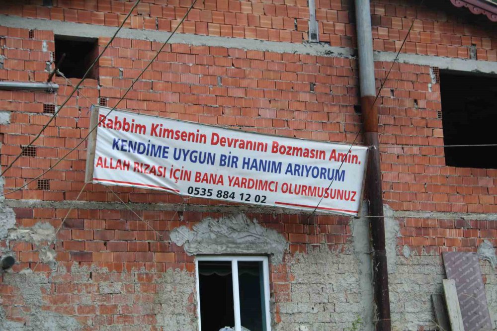 RİZE'NİN KALKANDERE İLÇESİNDE YAŞAYAN 59 YAŞINDAKİ 9 EVLAT SAHİBİ SALİH AYCİBİN'İN VEFAT EDEN EŞİNİN ARDINDAN EŞ BULABİLMEK İÇİN BULDUĞU PANKARTLI ÇÖZÜM GÖRENLERİ HEM ŞAŞIRTIYOR HEM DE GÜLDÜRÜYOR