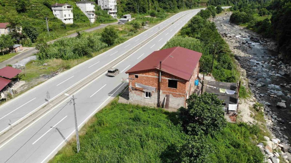 RİZE'NİN KALKANDERE İLÇESİNDE YAŞAYAN 59 YAŞINDAKİ 9 EVLAT SAHİBİ SALİH AYCİBİN'İN VEFAT EDEN EŞİNİN ARDINDAN EŞ BULABİLMEK İÇİN BULDUĞU PANKARTLI ÇÖZÜM GÖRENLERİ HEM ŞAŞIRTIYOR HEM DE GÜLDÜRÜYOR