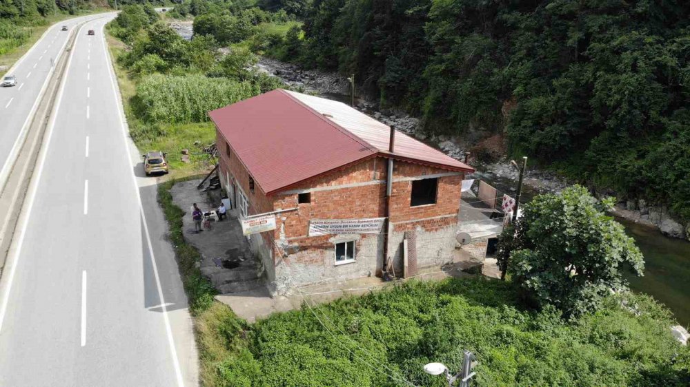 RİZE'NİN KALKANDERE İLÇESİNDE YAŞAYAN 59 YAŞINDAKİ 9 EVLAT SAHİBİ SALİH AYCİBİN'İN VEFAT EDEN EŞİNİN ARDINDAN EŞ BULABİLMEK İÇİN BULDUĞU PANKARTLI ÇÖZÜM GÖRENLERİ HEM ŞAŞIRTIYOR HEM DE GÜLDÜRÜYOR