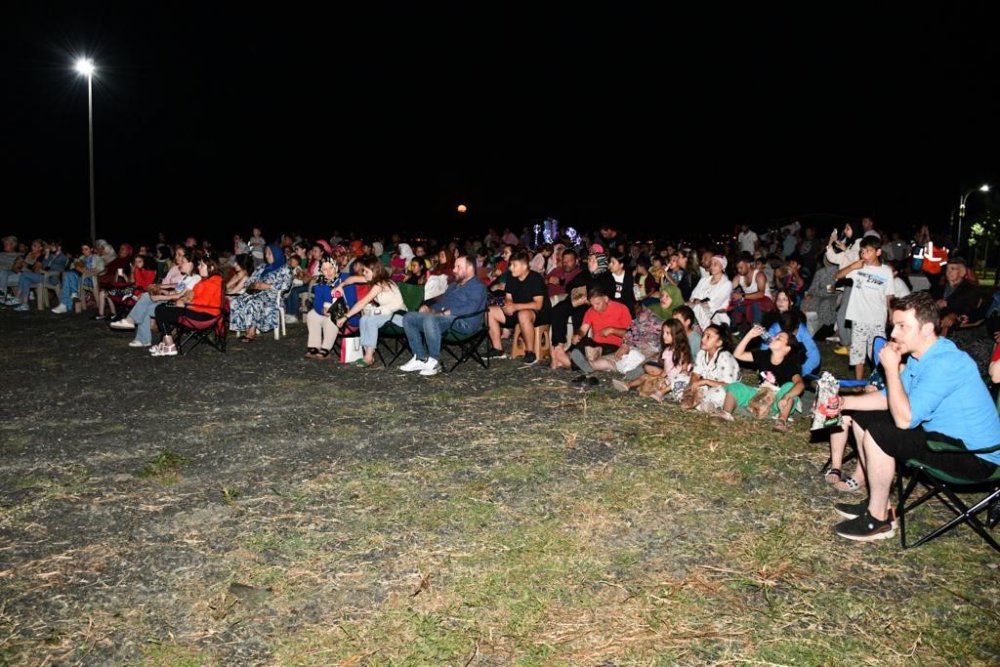 SAMSUN TERME BELEDİYESİ KÜLTÜR VE SOSYAL İŞLER MÜDÜRLÜĞÜ AÇIK HAVA YAZ ETKİNLİKLERİ ÇERÇEVESİNDE DÜZENLENEN "YAZLIK SİNEMA GÜNLERİ" VATANDAŞLARIN YOĞUN İLGİSİ İLE BAŞLADI