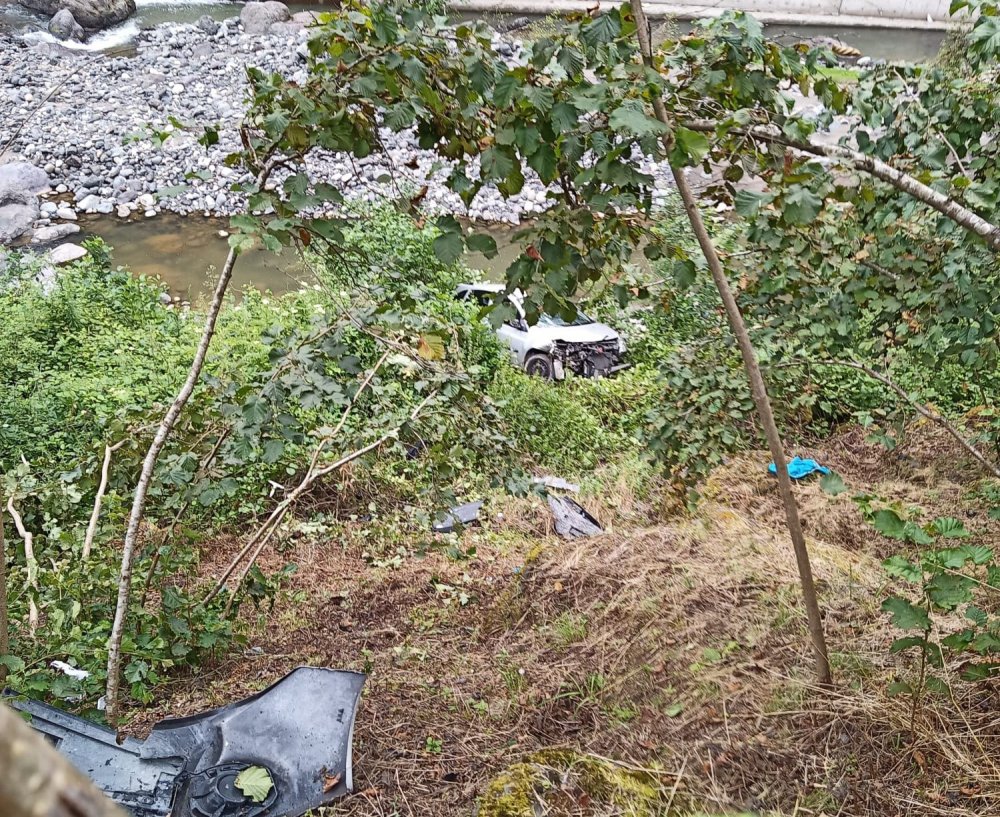 TRABZON BEŞİKDÜZÜ İLÇESİNDE BİR OTOMOBİLİN AĞASAR DERESİNE UÇMASI SONUCU MEYDANA GELEN TRAFİK KAZASINDA1'İ ÇOCUK 4 KİŞİ YARALANDI