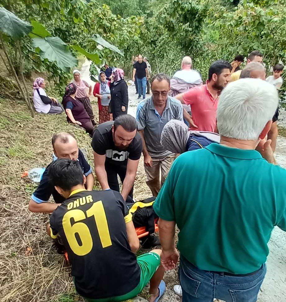TRABZON BEŞİKDÜZÜ İLÇESİNDE BİR OTOMOBİLİN AĞASAR DERESİNE UÇMASI SONUCU MEYDANA GELEN TRAFİK KAZASINDA1'İ ÇOCUK 4 KİŞİ YARALANDI