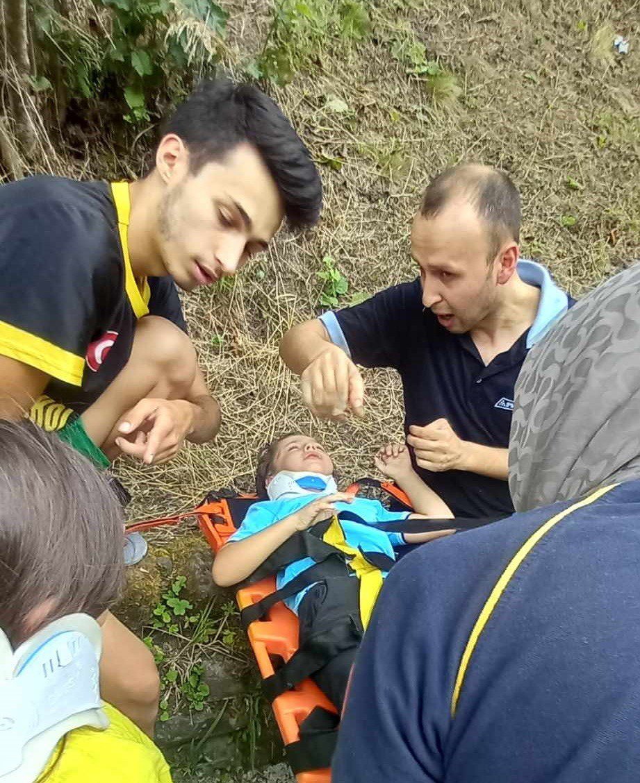 TRABZON BEŞİKDÜZÜ İLÇESİNDE BİR OTOMOBİLİN AĞASAR DERESİNE UÇMASI SONUCU MEYDANA GELEN TRAFİK KAZASINDA1'İ ÇOCUK 4 KİŞİ YARALANDI