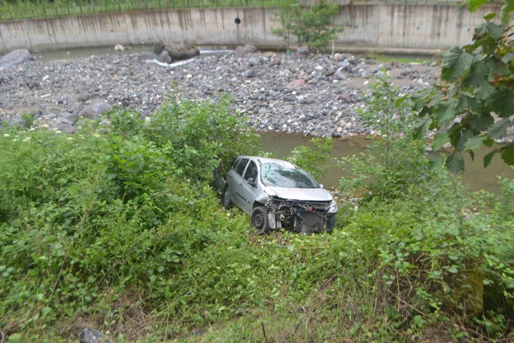TRABZON BEŞİKDÜZÜ İLÇESİNDE BİR OTOMOBİLİN AĞASAR DERESİNE UÇMASI SONUCU MEYDANA GELEN TRAFİK KAZASINDA1'İ ÇOCUK 4 KİŞİ YARALANDI