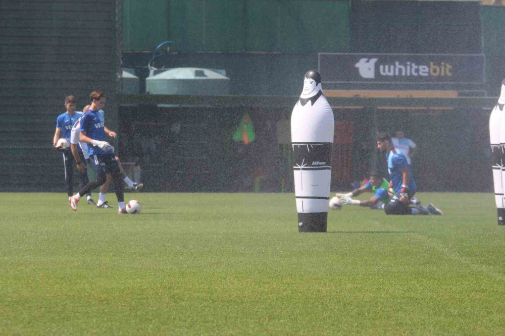 TRABZONSPOR YENİ SEZON HAZIRLIKLARINI BUGÜN SAAT 10.00'DA YAPTIĞI ANTRENMANLA SÜRDÜRDÜ. BORDO-MAVİLİLERDE 7 FUTBOLCU ANTRENMANDA YER ALMADI
