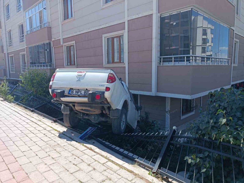 ERZURUM'UN PALANDÖKEN İLÇESİNDE MEYDANA GELEN KAZADA HIZINI ALAMAYAN ARAÇ BİR EVİN BAHÇESİNE UÇTU. 3 KİŞİ YARALANDI