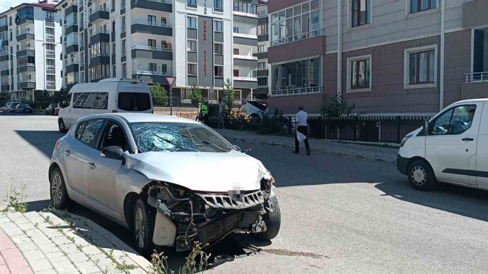 ERZURUM'UN PALANDÖKEN İLÇESİNDE MEYDANA GELEN KAZADA HIZINI ALAMAYAN ARAÇ BİR EVİN BAHÇESİNE UÇTU. 3 KİŞİ YARALANDI