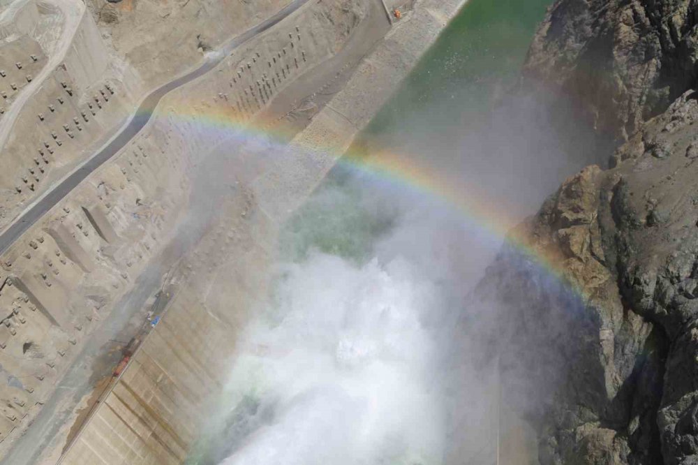 ARTVİN'DE ELEKTRİK ÜRETİMİNE HAZIRLANAN YUSUFELİ BARAJI'NDA KAPAKLAR AÇILINCA GÜNEŞLİ HAVADA OLUŞAN GÖKKUŞAĞI EŞSİZ GÖRÜNTÜLER ORTAYA KOYDU