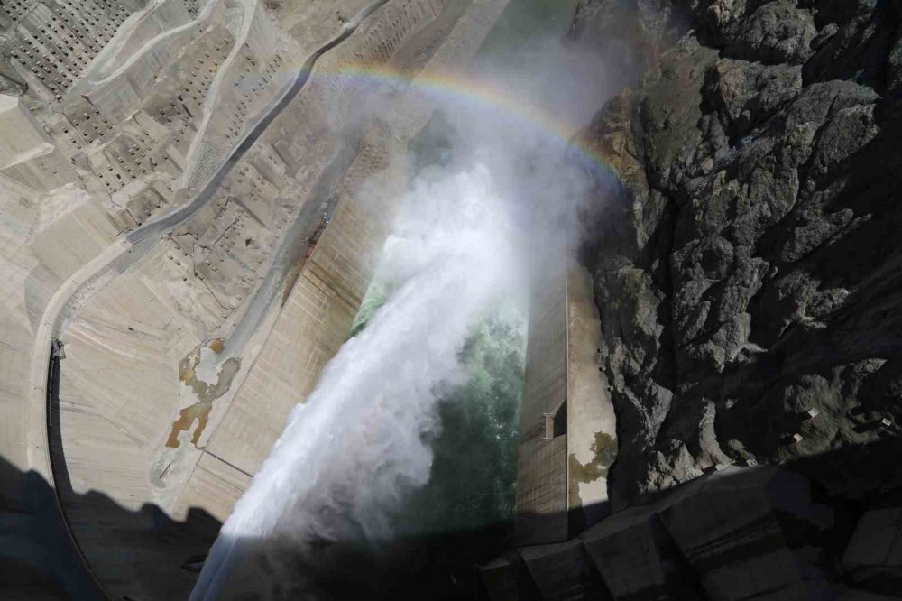 ARTVİN'DE ELEKTRİK ÜRETİMİNE HAZIRLANAN YUSUFELİ BARAJI'NDA KAPAKLAR AÇILINCA GÜNEŞLİ HAVADA OLUŞAN GÖKKUŞAĞI EŞSİZ GÖRÜNTÜLER ORTAYA KOYDU