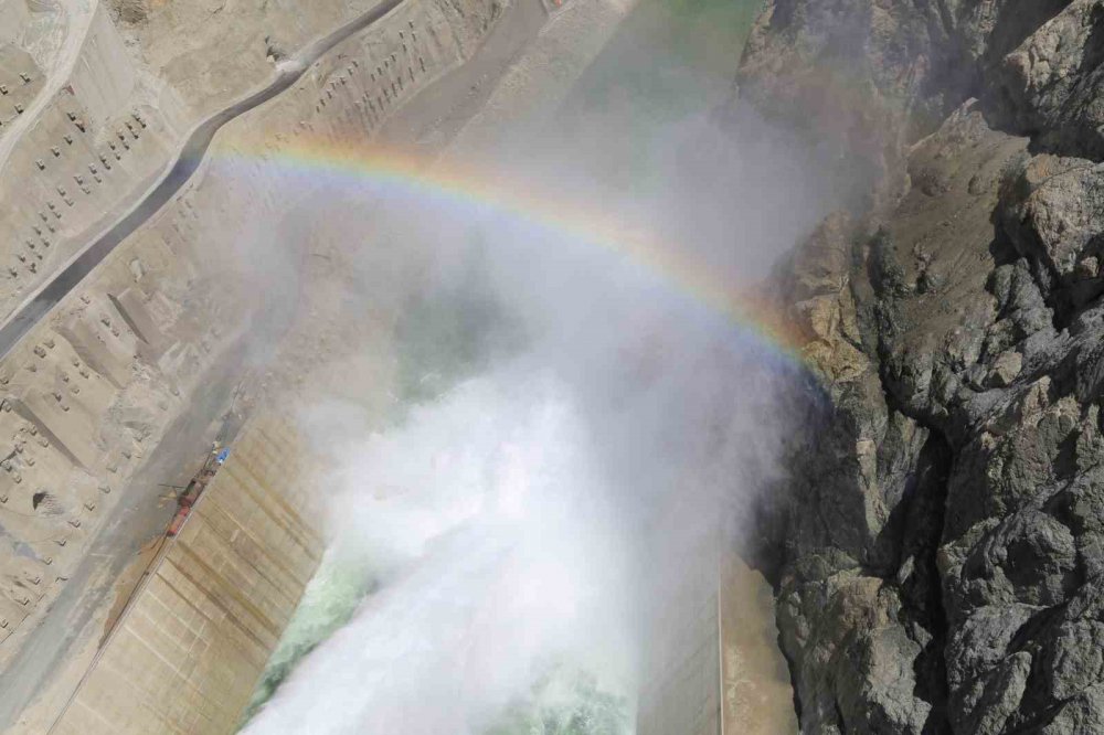 ARTVİN'DE ELEKTRİK ÜRETİMİNE HAZIRLANAN YUSUFELİ BARAJI'NDA KAPAKLAR AÇILINCA GÜNEŞLİ HAVADA OLUŞAN GÖKKUŞAĞI EŞSİZ GÖRÜNTÜLER ORTAYA KOYDU