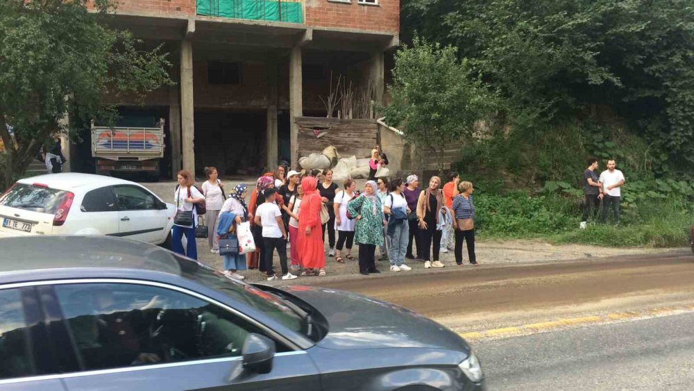 TRABZON'UN DERNEKPAZARI İLÇESİNDE TUR OTOBÜSÜ İLE OTOMOBİLİN ÇARPIŞMASI SONUCU MEYDANA GELEN KAZADA İLK BELİRLEMELERE GÖRE 3 KİŞİ YARALANDI