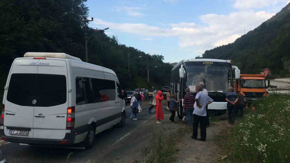 TRABZON'UN DERNEKPAZARI İLÇESİNDE TUR OTOBÜSÜ İLE OTOMOBİLİN ÇARPIŞMASI SONUCU MEYDANA GELEN KAZADA İLK BELİRLEMELERE GÖRE 3 KİŞİ YARALANDI