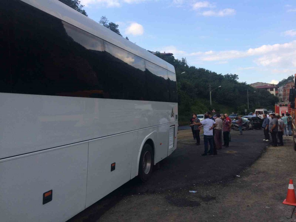 TRABZON'UN DERNEKPAZARI İLÇESİNDE TUR OTOBÜSÜ İLE OTOMOBİLİN ÇARPIŞMASI SONUCU MEYDANA GELEN KAZADA İLK BELİRLEMELERE GÖRE 3 KİŞİ YARALANDI