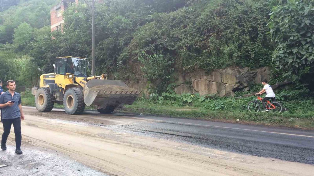 TRABZON'UN DERNEKPAZARI İLÇESİNDE TUR OTOBÜSÜ İLE OTOMOBİLİN ÇARPIŞMASI SONUCU MEYDANA GELEN KAZADA İLK BELİRLEMELERE GÖRE 3 KİŞİ YARALANDI