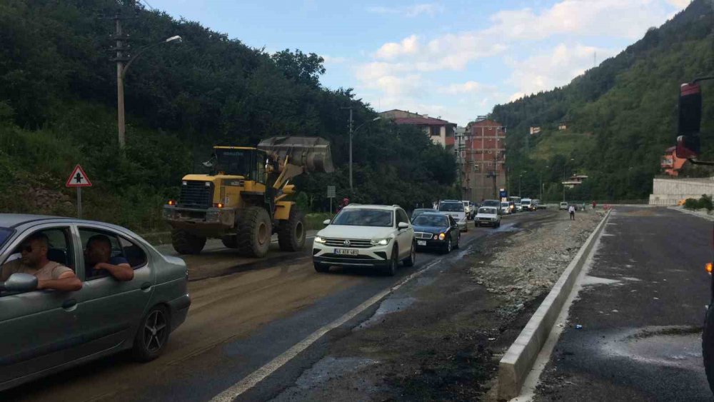 TRABZON'UN DERNEKPAZARI İLÇESİNDE TUR OTOBÜSÜ İLE OTOMOBİLİN ÇARPIŞMASI SONUCU MEYDANA GELEN KAZADA İLK BELİRLEMELERE GÖRE 3 KİŞİ YARALANDI